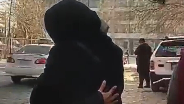 گریه کردن دختران دانشجو