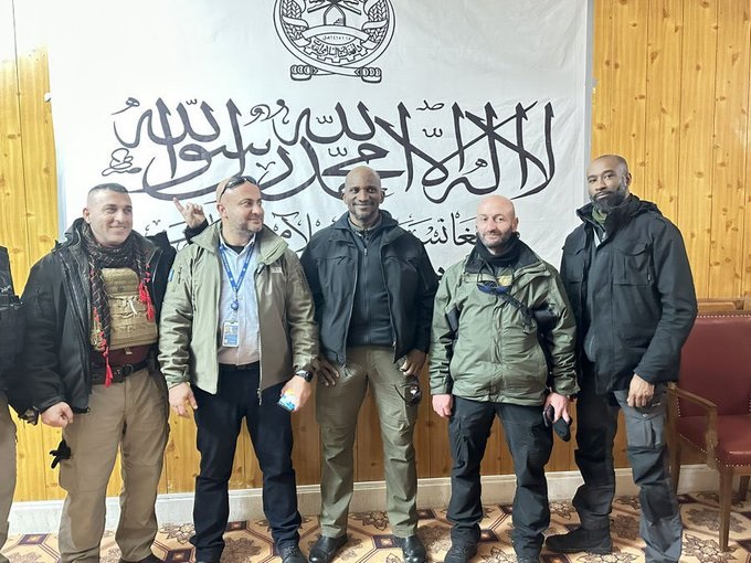 عکس یادگاری با پرچم طالبان
