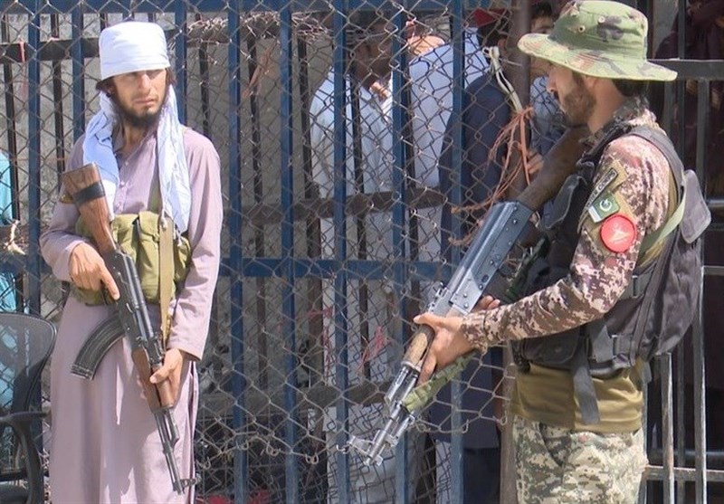 دو نظامی مرزی در مرز بادینی