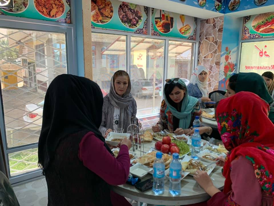 ممنوعیت غذا خوردن زنان در فضای سبز